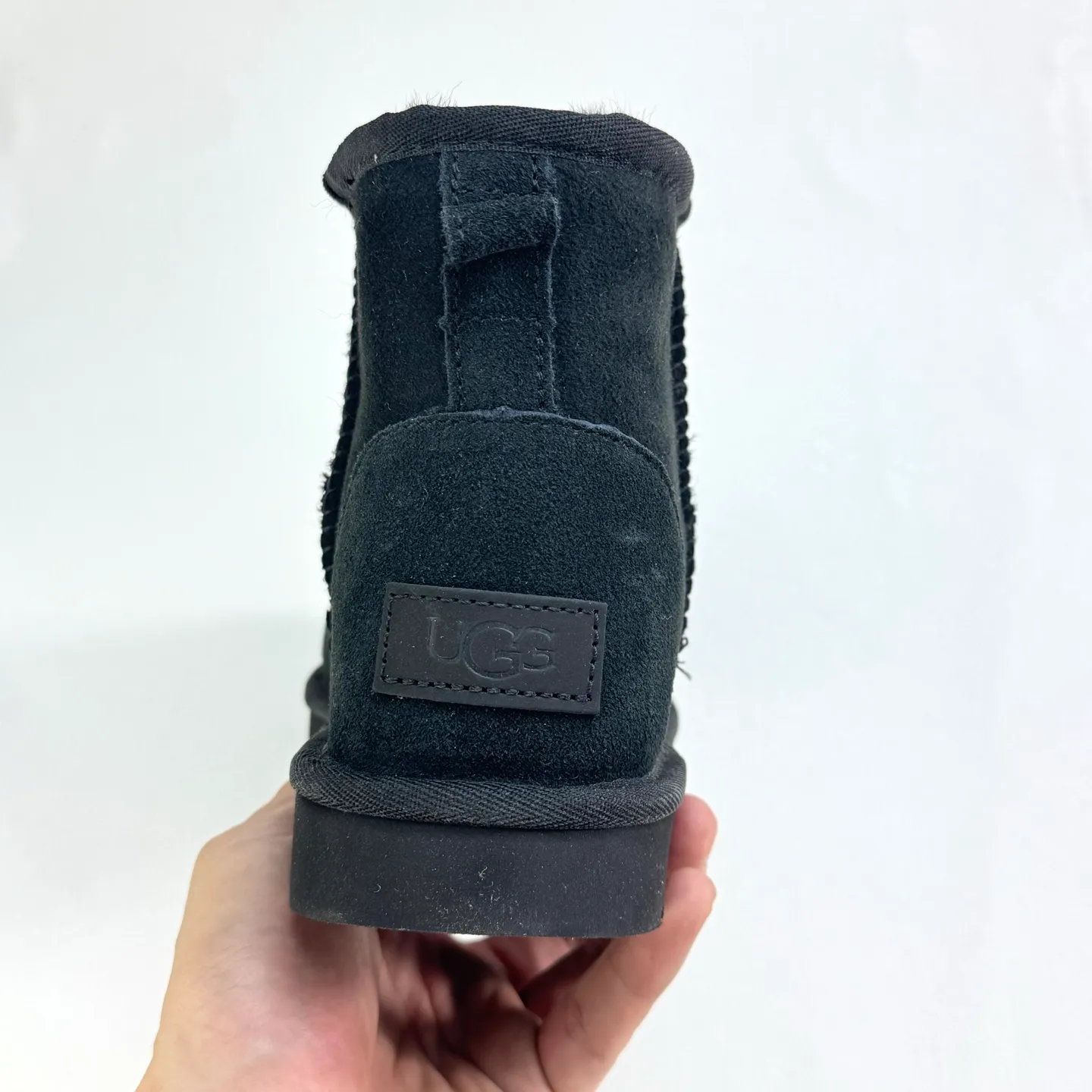 💰360 6222 Classic Mini II Mini classic short boots 2.0 Shoe shaft height: about 14CM Upper: Made of 17mm fur-integrated sheepskin, with a pre-treated water-repellent and anti-fouling coating Insole: 17mm sheepskin insole Sole: Treadlite by UGG™ light wing technology outsole - non-slip, cushioning, wear resistance, and good elasticity Heel: Leather heel label with embossed brand LOGO Size:35 36 37 38 39 40